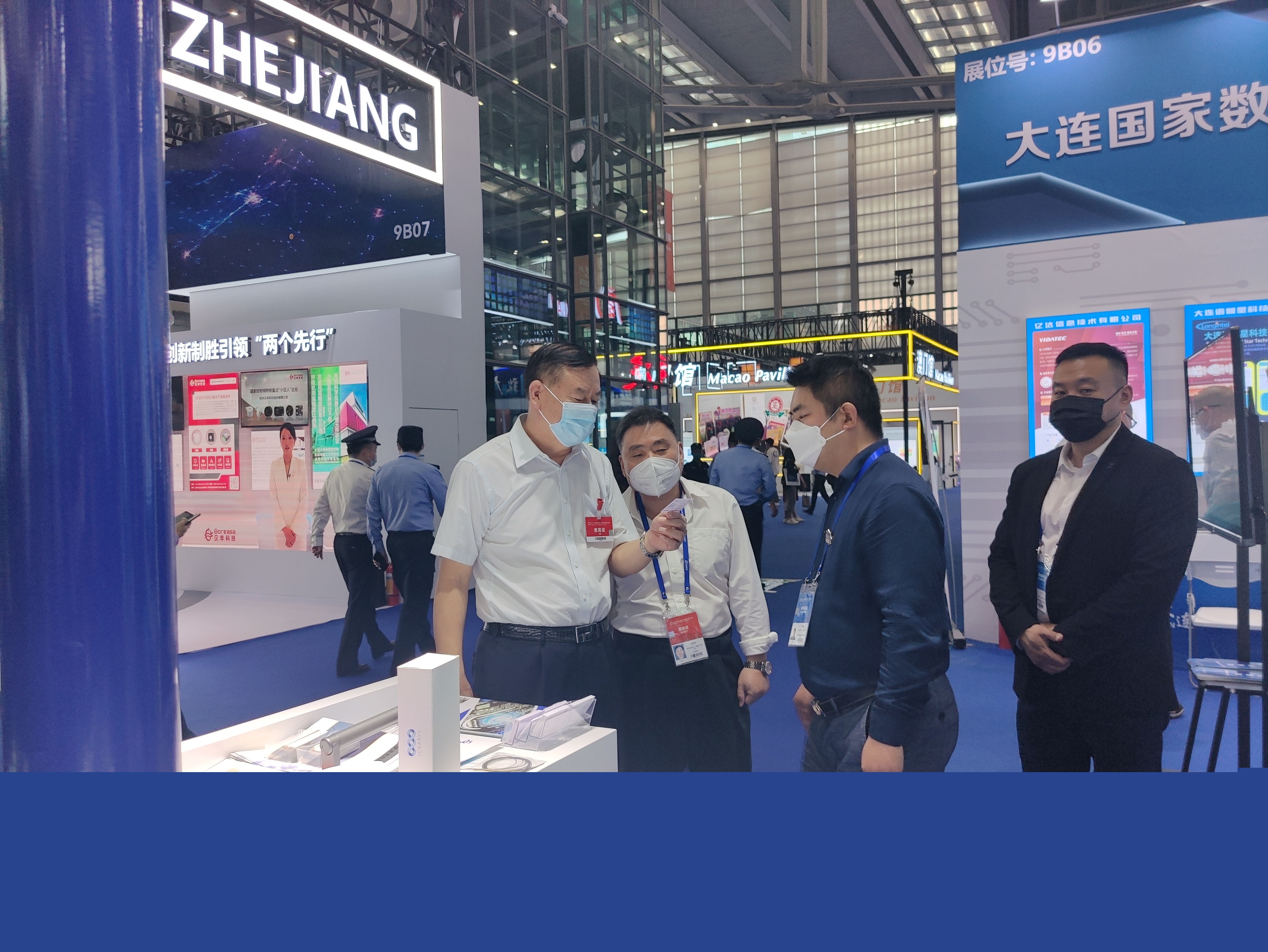 大連科技局領導來我公司展位了解參展產品